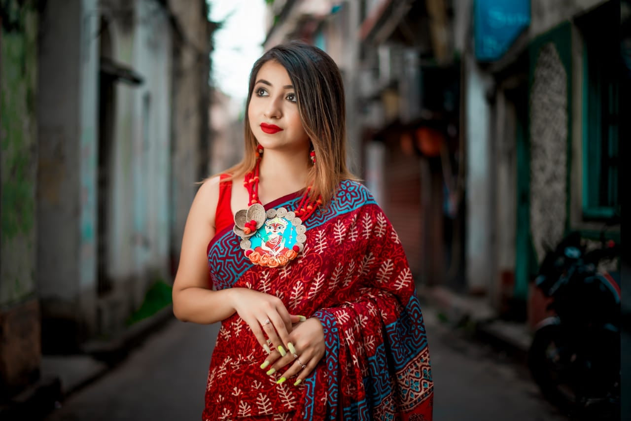 Dharawnia Handcrafted Ajrakh Linen Saree – Regal Crimson & Indigo