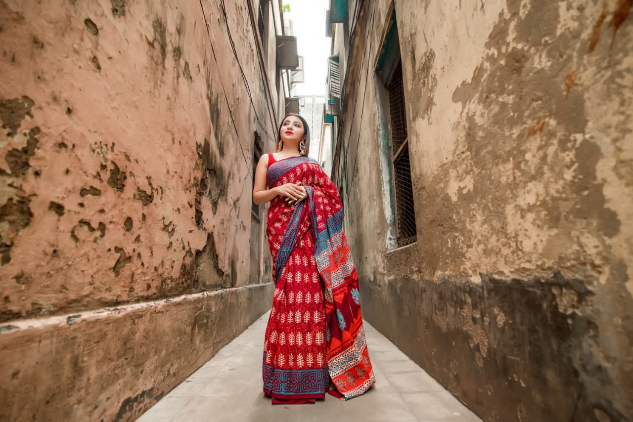 Dharawnia Handcrafted Ajrakh Linen Saree – Regal Crimson & Indigo