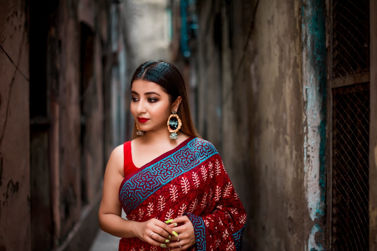 Dharawnia Handcrafted Ajrakh Linen Saree – Regal Crimson & Indigo